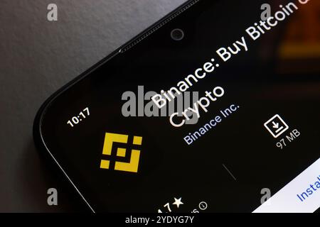 29 octobre 2024, Portugal. Dans cette illustration photo, le logo de l'application Binance est affiché sur l'écran d'un smartphone Banque D'Images