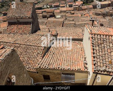 Vue sur les toits de tuiles d'argile au-dessus de la ville médiévale de Gangi, Sicile un jour d'été Banque D'Images