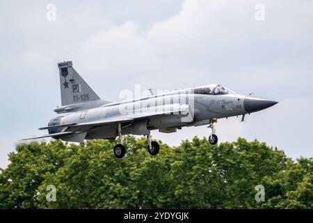 Armée de l'air pakistanaise PAC JF-17 Thunder chasseur arricing au salon de l'Air de Paris. France - 20 juin 2019 Banque D'Images