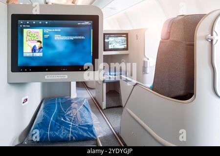 Vue en classe affaires de l'avion de passagers Airbus A3330neo. Le Bourget, France - 20 juin 2019 Banque D'Images