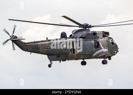 Hélicoptère de sauvetage Sea King Sikorsky S-61 de la Marine allemande arrivant à la base aérienne de Nordholz. Allemagne - 14 juin 2019 Banque D'Images