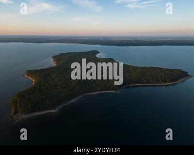 Estonienne petite île Pedassaar dans la mer Baltique, vue drone. Banque D'Images