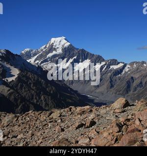 Mont Cook en été, vu depuis le sentier de randonnée Sealy Tarns. Banque D'Images