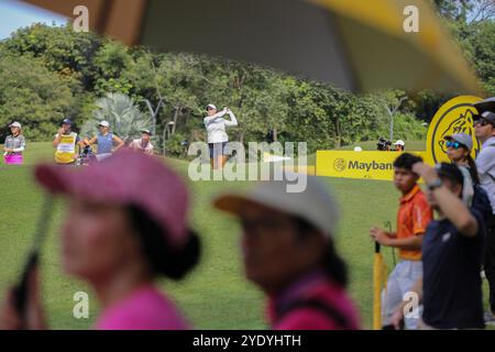 Kuala Lumpur, Malaisie. 27 octobre 2024. Jennifer Kupcho d'Amérique joue son tir du 12e tee lors de la dernière manche du Maybank Championship 2024 sur le parcours de golf Kuala Lumpur Golf & Country Club à Kuala Lumpur. Finale du championnat Maybank 2024. Crédit : SOPA images Limited/Alamy Live News Banque D'Images