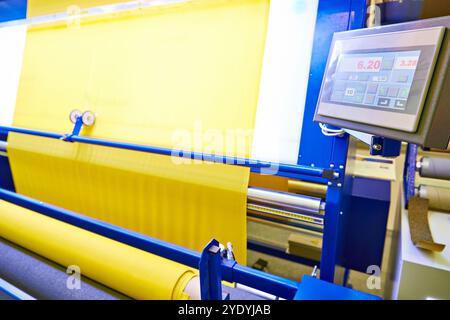 Moniteur panneau de commande de la machine d'inspection de tissu de mesure dans l'atelier Banque D'Images