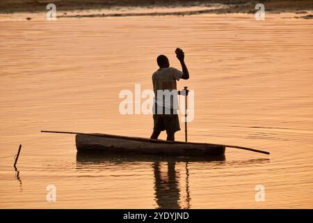 Pêcheur en canot de dugout sur la rivière Luangwa au coucher du soleil, South Luangwa National Park, Mfuwe, Zambie, Afrique Banque D'Images