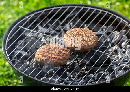 patties hamburger grillées sur le gril à charbon de bois Banque D'Images