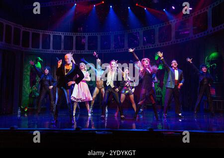 'Time Warp' - de gauche à droite : Richard O'Brien (narrateur), Haley Flaherty (Janet Weiss), Dominic Andersen (Rocky), Kristian Lavercombe (Riff Raff), Sophie Linder-Lee (Columbia), Jayde Westaby (Magenta), Ben Forster (Brad Majors) dans LE SPECTACLE D'HORREUR ROCHEUSE au Playhouse Theatre, Londres WC2 17/09/2015 livre, musique et paroles DE Richard O'Brien scénographie : Richard O'Brien : Richard O'Brien : son réalisateur : Richard O'Brien : Nustre : Richard : Richard Richard Richard Nusurbe Blustre : son réalisateur : Blustre Banque D'Images