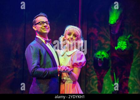 Ben Forster (Brad Majors), Haley Flaherty (Janet Weiss) dans LE SPECTACLE ROCKY HORROR au Playhouse Theatre, Londres WC2 17/09/2015 livre, musique et paroles de Richard O'Brien décor : Hugh Durrant costumes : Sue Blane éclairage : Nick Richings chorégraphe : Nathan M Wright réalisateur : Christopher Luscombe Banque D'Images