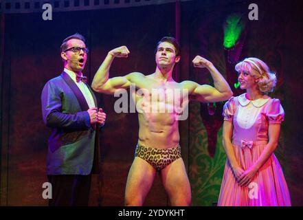 de gauche à droite : Ben Forster (Brad Majors), Dominic Andersen (Rocky), Haley Flaherty (Janet Weiss) dans LE SPECTACLE ROCKY HORROR au Playhouse Theatre, Londres WC2 17/09/2015 livre, musique et paroles de Richard O'Brien décor : Hugh Durrant costumes : Sue Blane éclairage : Nick Richings chorégraphe : Nathan M Wright réalisateur : Christopher Luscombe Banque D'Images