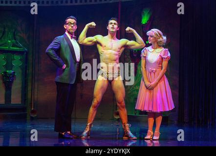 de gauche à droite : Ben Forster (Brad Majors), Dominic Andersen (Rocky), Haley Flaherty (Janet Weiss) dans LE SPECTACLE ROCKY HORROR au Playhouse Theatre, Londres WC2 17/09/2015 livre, musique et paroles de Richard O'Brien décor : Hugh Durrant costumes : Sue Blane éclairage : Nick Richings chorégraphe : Nathan M Wright réalisateur : Christopher Luscombe Banque D'Images