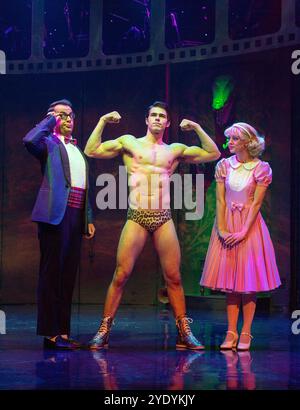 de gauche à droite : Ben Forster (Brad Majors), Dominic Andersen (Rocky), Haley Flaherty (Janet Weiss) dans LE SPECTACLE ROCKY HORROR au Playhouse Theatre, Londres WC2 17/09/2015 livre, musique et paroles de Richard O'Brien décor : Hugh Durrant costumes : Sue Blane éclairage : Nick Richings chorégraphe : Nathan M Wright réalisateur : Christopher Luscombe Banque D'Images