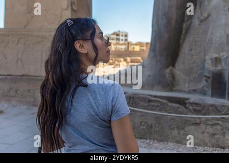 La tranquillité de se promener un touriste le long de l'avenue des Sphinx à Louxor. Profiter de l'atmosphère tranquille et de la vue imprenable sur le Nil Banque D'Images