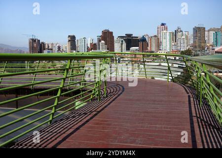 Vue d'une passerelle touristique appelée Parc et Mirador Laikakota - parc Laikakota et point de vue - à Sopocachi, la Paz, Bolivie avec des bâtiments modernes, et Banque D'Images