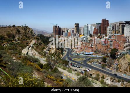 Vue panoramique depuis le point de vue de Laikakota du quartier Sopocachi à la Paz, Bolivie. La Paz est la ville la plus haute du monde avec une population de mor Banque D'Images