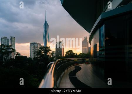 Une vue sur les gratte-ciel de Kuala Lumpur sous la tour Menara KL. Banque D'Images