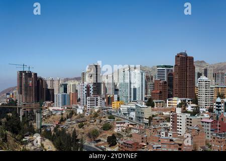 Belle vue sur Sopocachi, la Paz, Bolivie avec des bâtiments modernes et des montagnes en arrière-plan. La Paz est la ville la plus haute du monde avec une pop Banque D'Images