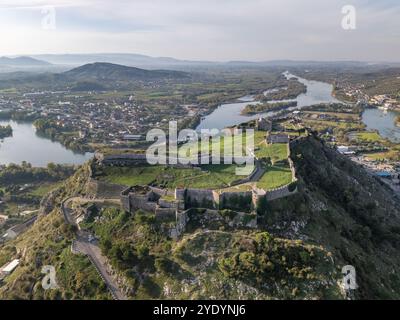 Photo aérienne du château de Rozafa, une ancienne forteresse au sommet d'une montagne à Shkoder, en Albanie. Banque D'Images