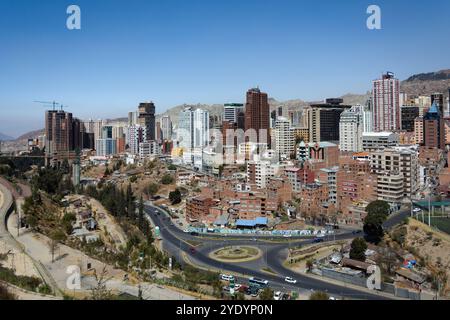 Vue panoramique de Sopocachi, la Paz, Bolivie depuis le point de vue de Laikakota. La Paz est la ville la plus haute du monde avec une population de plus d'un moulin Banque D'Images