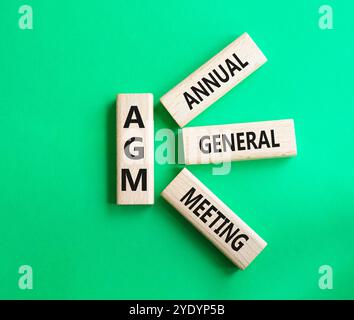 AGA - symbole de l'Assemblée générale annuelle. Mot concept AGM sur des blocs de bois. Beau fond vert. Business et AGM concept. Copier l'espace. Banque D'Images