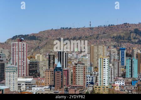 Vue sur les bâtiments modernes du quartier Sopocachi à la Paz avec Ciudad Satelite, un neibhourhoodof El Alto sur les montagnes, et les maisons de bidonvilles dans le b. Banque D'Images