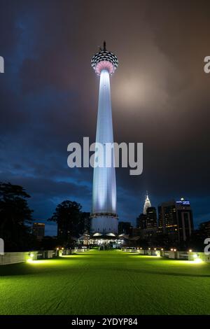 Tour KL illuminée la nuit, avec l'horizon de la ville visible en arrière-plan. Banque D'Images