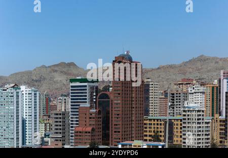 Vue des bâtiments modernes du quartier Sopocachi à la Paz avec des montagnes en arrière-plan. La Paz, Bolivie Banque D'Images