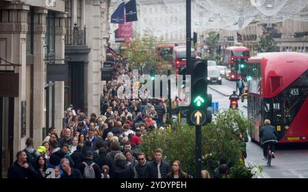 Deux jours avant que la chancelière travailliste Rachel Reeves ne présente son budget d'automne tant attendu au parlement et à la nation, largement attendu pour être dur pour le bien-être social, les familles de travailleurs et un coût de la vie plus large, les acheteurs et les consommateurs sont vus sur Regent Street dans le West End de la capitale, le 28 octobre 2024, à Londobn, en Angleterre. Banque D'Images