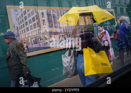 Deux jours avant que la chancelière travailliste Rachel Reeves ne présente son budget d'automne tant attendu au parlement et à la nation, largement attendu pour être dur pour le bien-être social, les familles de travailleurs et un coût de la vie plus large, les acheteurs et les consommateurs sont vus sur XX dans le West End de la capitale, le 28 octobre 2024, à Londobn, en Angleterre. Banque D'Images