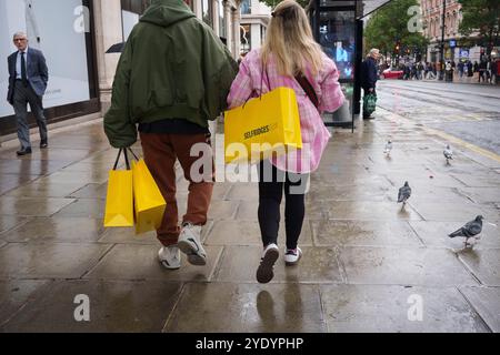 Deux jours avant que la chancelière travailliste Rachel Reeves ne présente son budget d'automne tant attendu au parlement et à la nation, largement attendu pour être dur pour le bien-être social, les familles de travailleurs et un coût de la vie plus large, les acheteurs et les consommateurs sont vus devant Selfridges sur Oxford Street dans le West End de la capitale, le 28 octobre 2024, à Londobn, en Angleterre. Banque D'Images