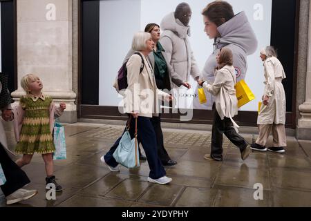 Deux jours avant que la chancelière travailliste Rachel Reeves ne présente son budget d'automne tant attendu au parlement et à la nation, largement attendu pour être dur pour le bien-être social, les familles de travailleurs et un coût de la vie plus large, les acheteurs et les consommateurs sont vus devant Selfridges sur Oxford Street dans le West End de la capitale, le 28 octobre 2024, à Londobn, en Angleterre. Banque D'Images