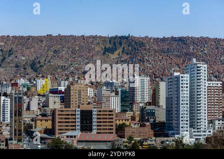 Vue du contraste social de la Paz, Bolivie avec des bâtiments modernes du quartier branché de Sopocachi à la Paz et des maisons de bidonvilles sans fin sur les montagnes Banque D'Images