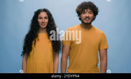 Portrait studio famille indienne arabe heureux couple souriant hispanique rire homme femme sourire rire insouciant joyeux positif regardant l'appareil photo amusant Banque D'Images