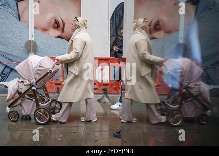 Deux jours avant que la chancelière travailliste Rachel Reeves ne présente son budget d'automne tant attendu au parlement et à la nation, largement attendu pour être dur pour le bien-être social, les familles de travailleurs et un coût de la vie plus large, les acheteurs et les consommateurs sont vus sur Oxford Street dans le West End de la capitale, le 28 octobre 2024, à Londobn, en Angleterre. Banque D'Images