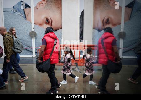 Deux jours avant que la chancelière travailliste Rachel Reeves ne présente son budget d'automne tant attendu au parlement et à la nation, largement attendu pour être dur pour le bien-être social, les familles de travailleurs et un coût de la vie plus large, les acheteurs et les consommateurs sont vus sur Oxford Street dans le West End de la capitale, le 28 octobre 2024, à Londobn, en Angleterre. Banque D'Images