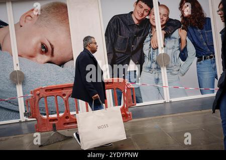 Deux jours avant que la chancelière travailliste Rachel Reeves ne présente son budget d'automne tant attendu au parlement et à la nation, largement attendu pour être dur pour le bien-être social, les familles de travailleurs et un coût de la vie plus large, les acheteurs et les consommateurs sont vus sur Oxford Street dans le West End de la capitale, le 28 octobre 2024, à Londobn, en Angleterre. Banque D'Images