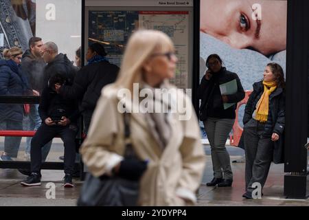 Deux jours avant que la chancelière travailliste Rachel Reeves ne présente son budget d'automne tant attendu au parlement et à la nation, largement attendu pour être dur pour le bien-être social, les familles de travailleurs et un coût de la vie plus large, les acheteurs et les consommateurs sont vus sur Oxford Street dans le West End de la capitale, le 28 octobre 2024, à Londobn, en Angleterre. Banque D'Images