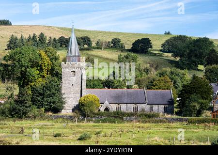 Le soleil brille sur l'église paroissiale traditionnelle de St Curig à Llangurig à Powys, au centre du pays de Galles. Banque D'Images