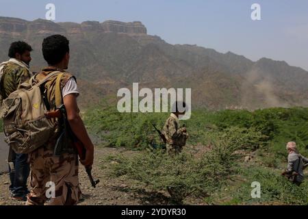 Les forces pro-gouvernementales ont capturé trois villages importants sur une route stratégique reliant la ville de Taiz à la côte ouest du Yémen. Les forces pro-gouvernementales se sont engagées dans les combats contre les forces houthis et les fidèles à l'ancien président Ali Abdullah Salih dans la ville de Taiz au cours des deux dernières années Banque D'Images