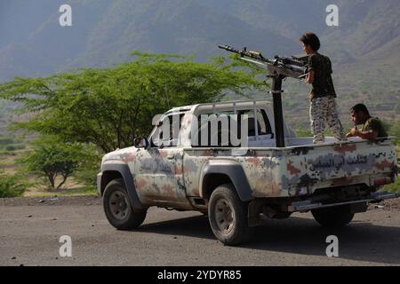 Les forces pro-gouvernementales ont capturé trois villages importants sur une route stratégique reliant la ville de Taiz à la côte ouest du Yémen. Les forces pro-gouvernementales se sont engagées dans les combats contre les forces houthis et les fidèles à l'ancien président Ali Abdullah Salih dans la ville de Taiz au cours des deux dernières années Banque D'Images
