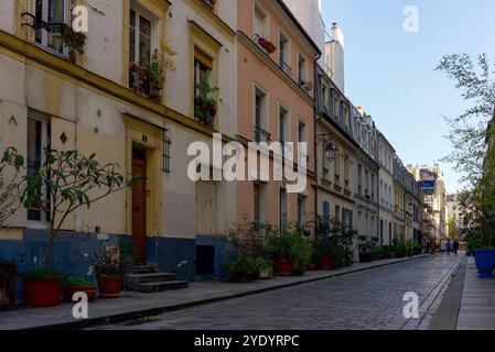 Paris, France, 10.04.2024 maisons aux couleurs pastel rue Crémieux à Paris Banque D'Images