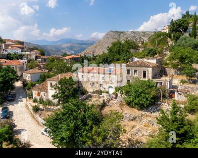 Vue aérienne sur l'ancien village dans les rochers de l'Albanie Banque D'Images