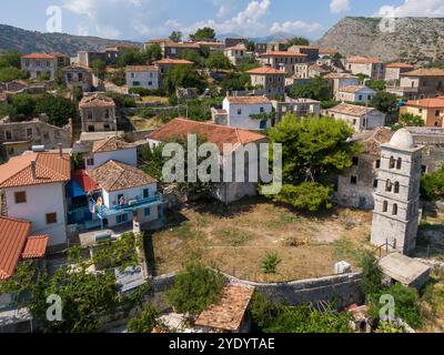 Vue aérienne sur l'ancien village dans les rochers de l'Albanie Banque D'Images