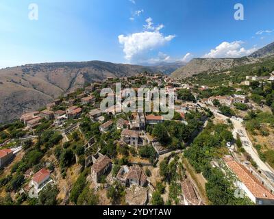 Vue aérienne sur l'ancien village dans les rochers de l'Albanie Banque D'Images