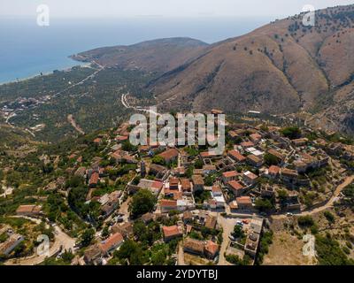 Vue aérienne sur l'ancien village dans les rochers de l'Albanie Banque D'Images