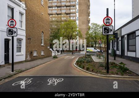 Des panneaux « No Motor Vehicle » et un « Raingarden » marquent un filtre modal dans le « quartier à faible trafic » d'Oval à Stockwell à Lambeth, dans le sud de Londres. Banque D'Images