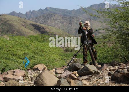 Les forces pro-gouvernementales ont capturé trois villages importants sur une route stratégique reliant la ville de Taiz à la côte ouest du Yémen. Les forces pro-gouvernementales se sont engagées dans les combats contre les forces houthis et les fidèles à l'ancien président Ali Abdullah Salih dans la ville de Taiz au cours des deux dernières années Banque D'Images