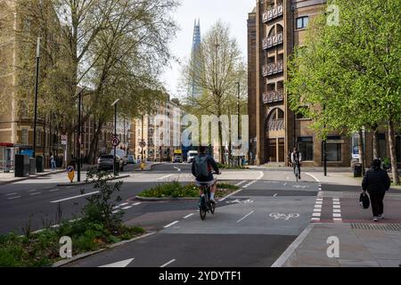 Les cyclistes roulent sur le Cycleway 4 protégé, séparé de la circulation sur Jamaica Road à Bermondsey, au sud de Londres. Banque D'Images