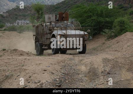 Les forces pro-gouvernementales ont capturé trois villages importants sur une route stratégique reliant la ville de Taiz à la côte ouest du Yémen. Les forces pro-gouvernementales se sont engagées dans les combats contre les forces houthis et les fidèles à l'ancien président Ali Abdullah Salih dans la ville de Taiz au cours des deux dernières années Banque D'Images