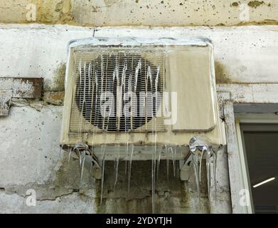 Climatiseur gelé et recouvert de glace Banque D'Images